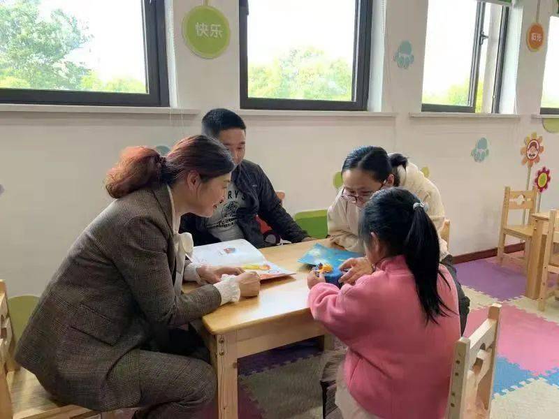 人大代表為弱勢(shì)群體當(dāng)好‘助困員’——教育咨詢點(diǎn)亮希望之光